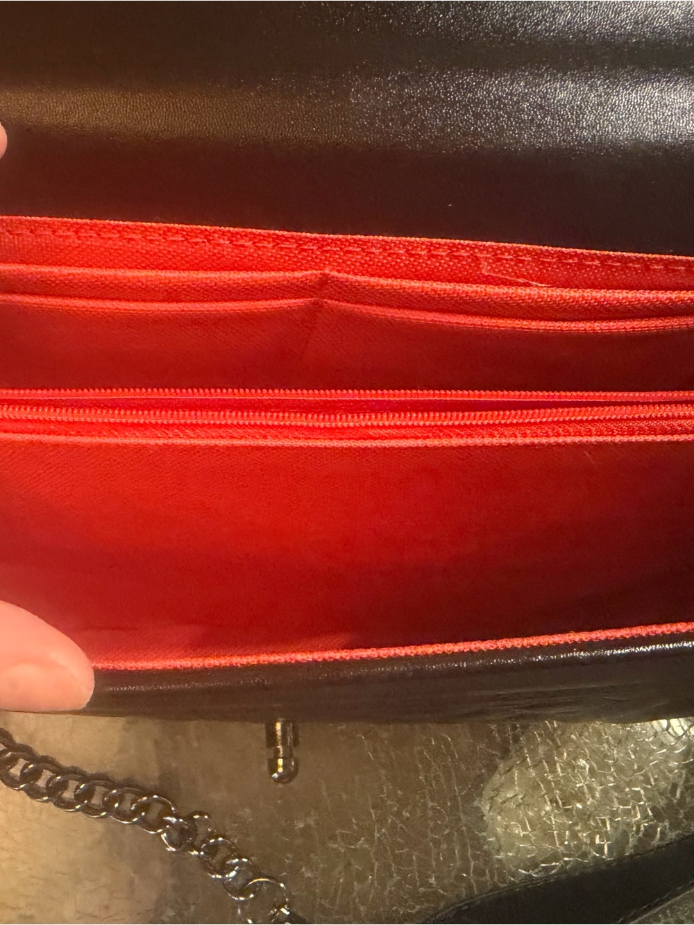 Beautiful, very classic handbag with chain and leather straps. ❤️ - Picture 5 of 5